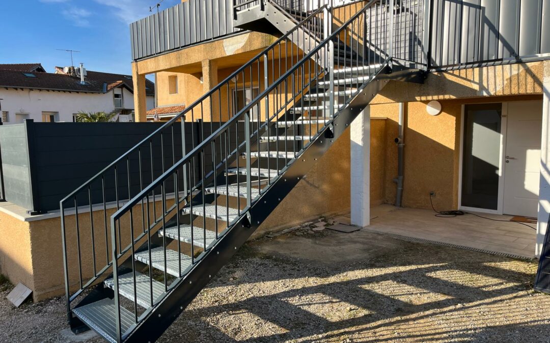 Escalier extérieur Saint-Jean de Thurigneux (01) – 2
