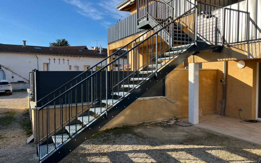 Escalier extérieur Saint-Jean de Thurigneux (01) – 1