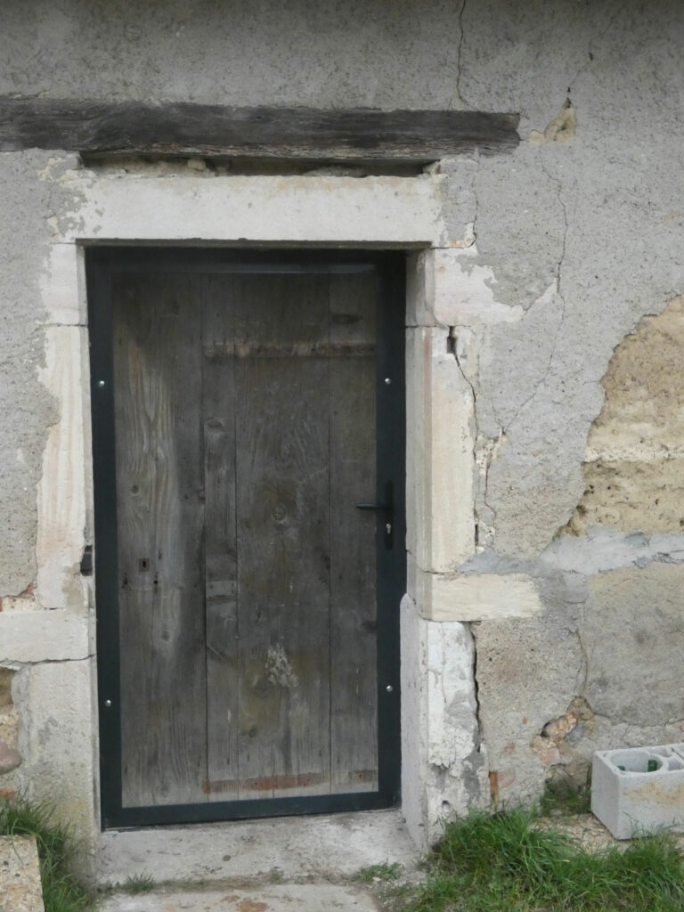 Porte mixant bois ancien et cadre aluminium à Saint-Trivier-sur-Moignans