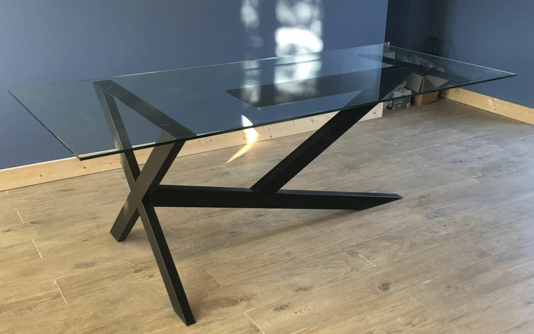 Table metal et verre contemporaine