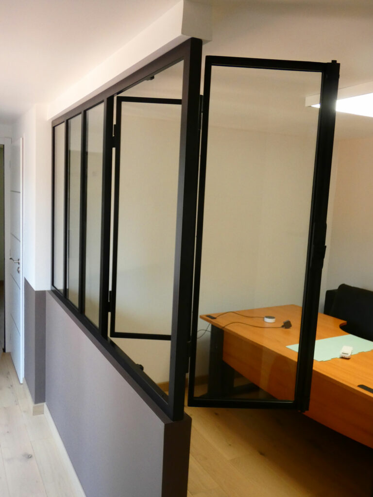 Verrière de bureau avec possibilité d'ouverture / fermeture installée à Ambérieux en Dombes