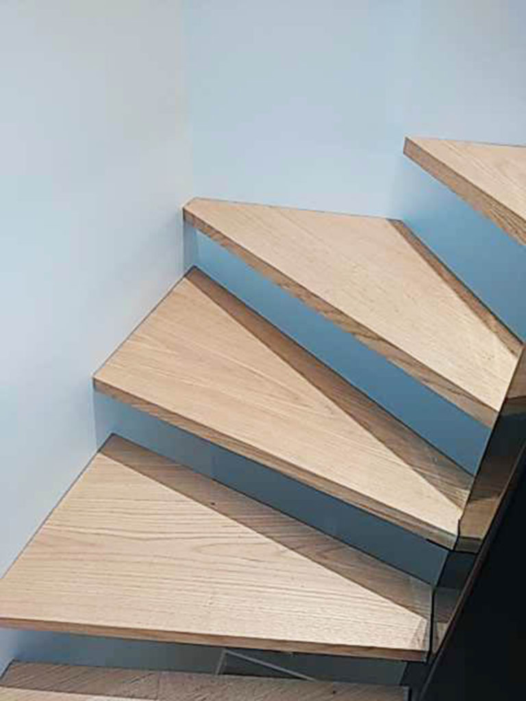 Escalier métal et bois design sur mesure installé à Lyon 6ème